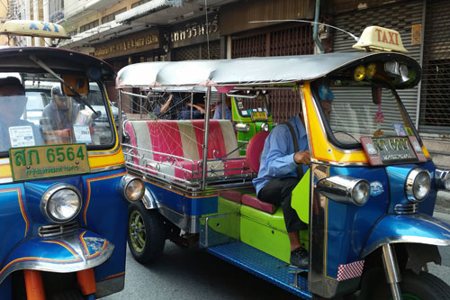 Tuk Tuk Fahrt von Rachawong Pier zum Bahnhof Hualompong