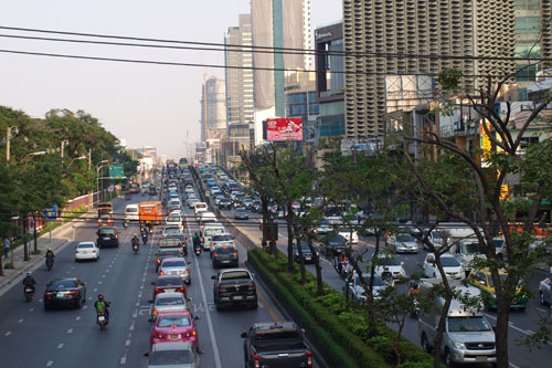 Blick von der Fugngerbrcke auf die Thanon Rama IV