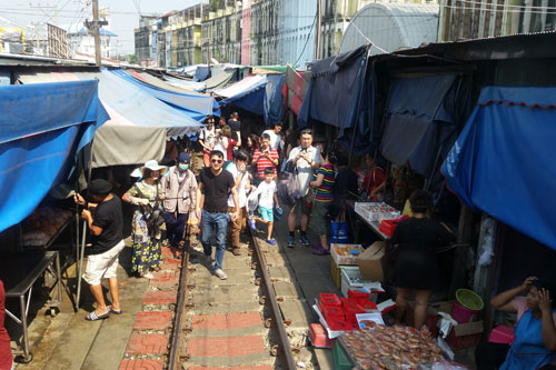 Zugfahrt durch Maeklong