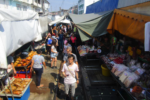 Zugfahrt durch Maeklong