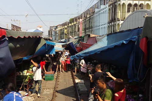 Zugfahrt durch Maeklong