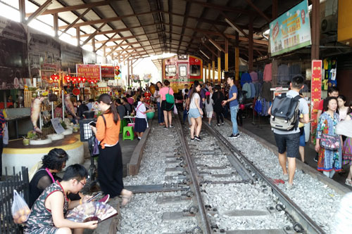 am Bahnhof Maeklong