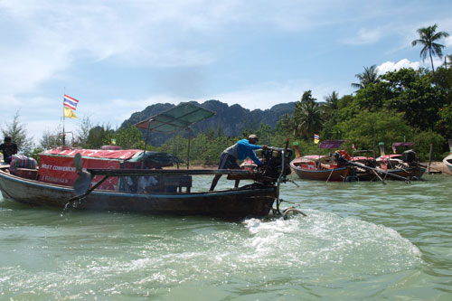 mit dem Boot unterwegs zur Rai Leh Beach