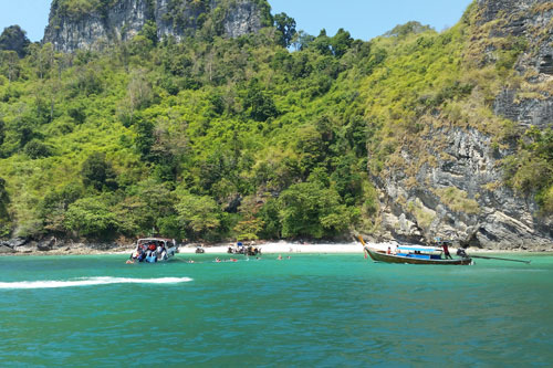 Bootsfahrt vorbei an Chicken Island (Ko Gai)