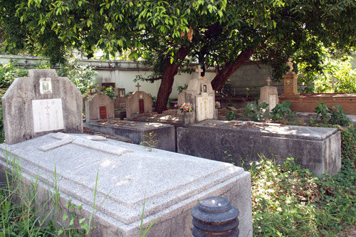 alter Friedhof zwischen den Hochhusern