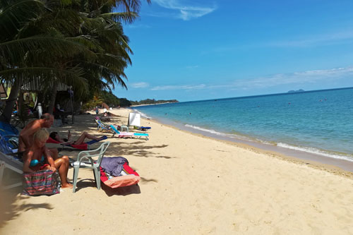 der Strand in Mae Nam bei Wandee Bungalows