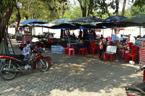 kleiner Markt am Phra Pathom Cedi