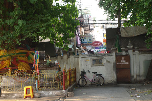 Durchgang durch das Tempelgelnde Wat Chana Songkhram