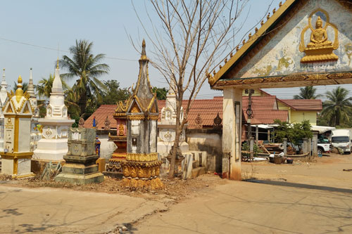 Phonsavan Temple + Friedhof