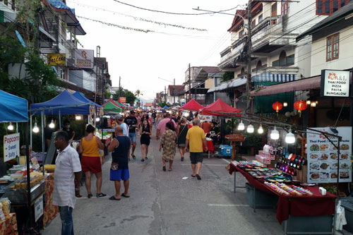 Nachtmarkt in Maenam