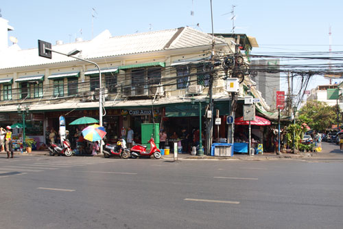 Thanon Chakrabong Ecke Soi Rambuttri